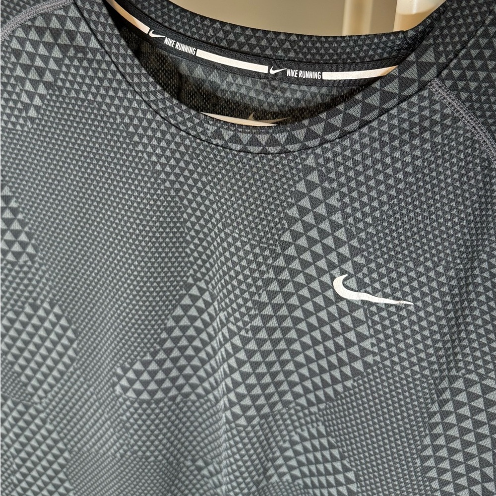 Nike Gray Patterned Tee - Picture 3 of 7
